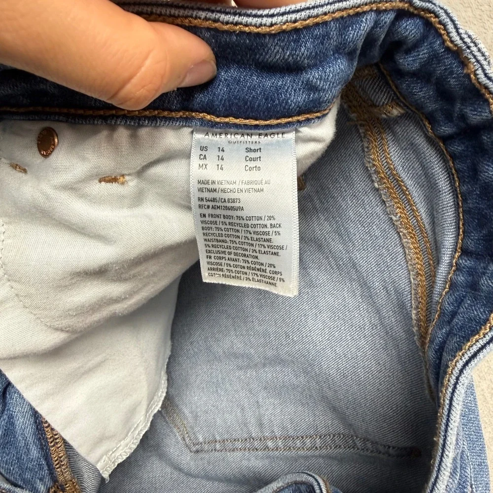 American Eagle Strigid Mom Jeans Womens 14 Short Blue Distressed High Rise Denim